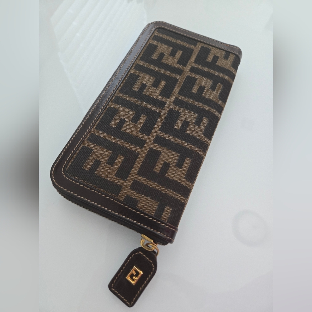 FENDI Wallet With Box and Dustbag! - Picture 2 of 5